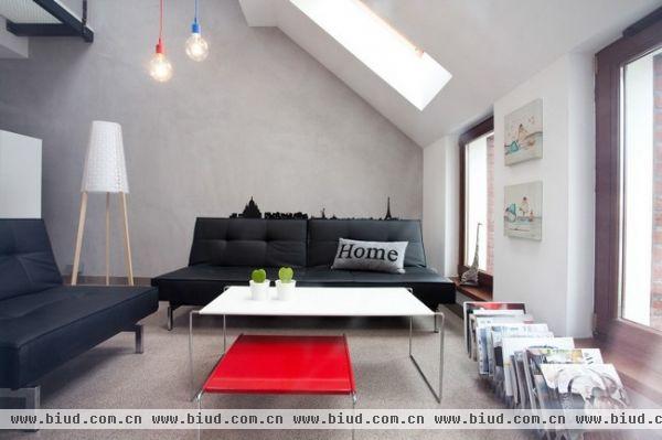 这座阁楼公寓位于波兰的波兹南，如何在有限的预算下将空间进行大翻新，是设计师的主要任务，用整面白色的墙壁增加空间的宽敞感，用黑色进行点缀，简约时尚，布局也十分的紧凑，在卫生间用红色起到了活跃整个空间气氛的作用。 