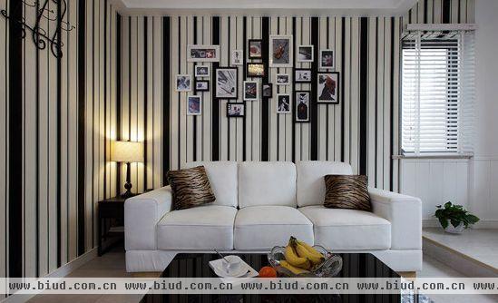客厅的最大亮点就在于它的背景墙，黑白条纹粗细间隔，给人以钢琴琴键的独特感受。