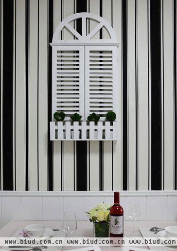 餐厅的墙面用小窗台进行装饰，是不是有点温馨，有点小浪漫呢?