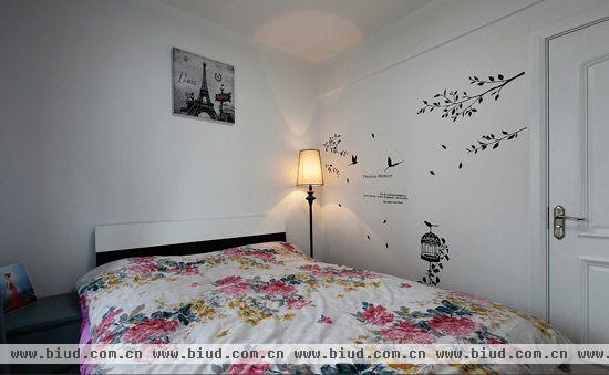 卧室仍是以黑白色调为主打，占空间较大的立式大衣柜采用了细白条纹，与外空间相呼应，简约的黑色花式装饰使其不再简单。