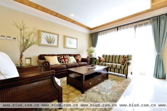 在客厅的设计中，沙发采用了布艺、实木和皮质三种，但毫无违和感，统一的褐色调让空间更显整洁，再加上几株雪柳的点缀，让整个房间充满的大自然的气息。
