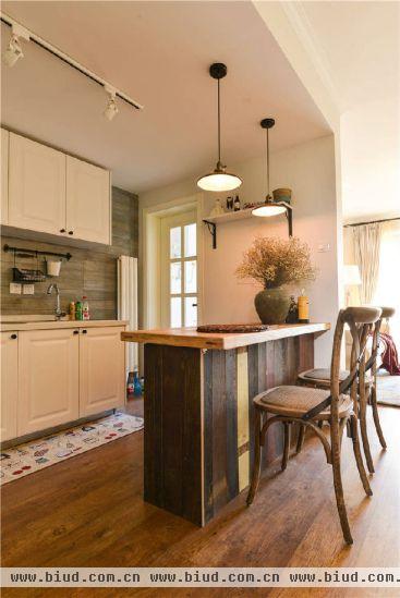 开放式厨房使得整个空间变得更大，更具有延展性，小空间也有大用处。