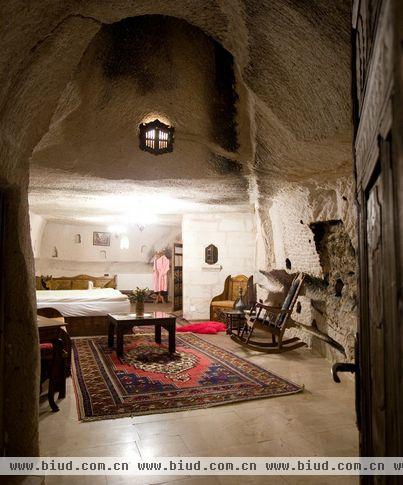 在土耳其中部卡帕多西亚（Cappadocia）地区以其童话般的斑点岩层而闻名，拥有古拜占庭血统的Gamirasu Cave Hotel洞穴酒店隐藏在安纳托利亚高原起伏的山峦中，但并不妨碍它成登上世界十大最独特的酒店的名单，同时拥有古拜占庭血统和土耳其精神的Gamirasu 洞穴酒店成为卡帕多西亚最具风格的穴居酒店。