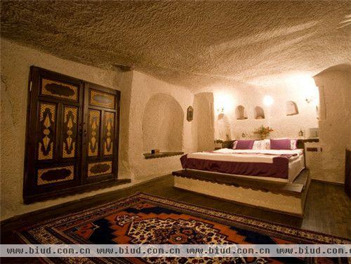 房间墙壁简洁、粗犷，这样繁复的阿拉伯几何纹饰在空间并不显得眼花缭乱，床单的颜色经过精心挑选，与地毯搭配成一体。