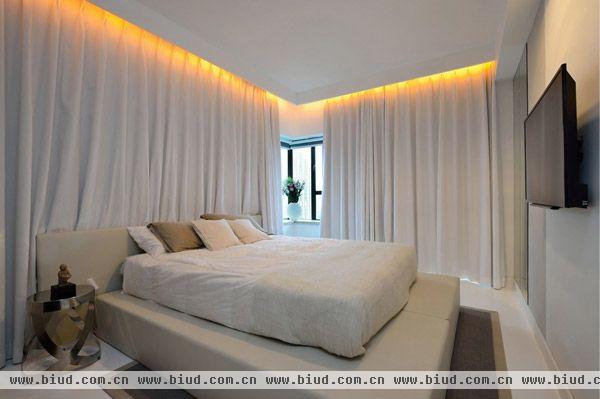 沿着客厅和主卧室墙壁的白色窗帘，为空间提供了明亮柔和之感。