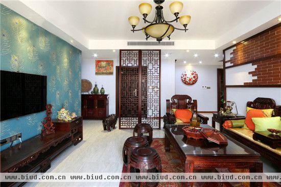 家具多用实木材料打造，这些材质会使居室显得自然古朴。在东方休闲风中加入东南亚元素，客厅选择孔雀蓝，色彩上的搭配映衬出整个客厅的异域风情。