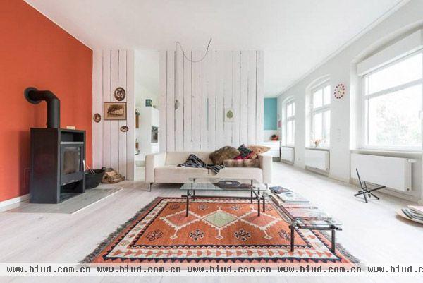 柏林的卡哈德建筑与设计室创建了将两套公寓合为一体的开放的，全白色的阁楼。通过在墙壁或地板上引入互补的颜色组合，建筑师定义出空间，并创建出房间之间的连接，同时将能量注入到看似平静的房间中。下一次如果你想让你家的颜色有所不同，可以参考文末的旋转色轮喔。