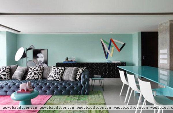 两室一书房公寓完全个性化的，房屋内多蓝色和绿色的装饰。室内将图案，颜色和纹理兼收并蓄，风格则是现代的，艺术作品挂在墙上：一个很大的女人肖像或色彩鲜艳的配饰。公寓当中的卧室，是唯一没有蓝色和绿色的空间 – 这里主要是黑色和白色。在客厅里的巴西松木木板墙在国内几乎没有价值，但看起来在墙上却非常惊人。