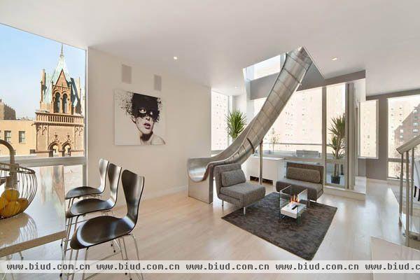 纽约市的这间特殊的住宅项目，娱乐性，舒适性与豪华并举。屋主将两层复式楼层打通的创意，从一层滑到另一层似乎并不仅是孩子们的一种奢侈。金属滑梯封装在上层楼的玻璃墙中，下垂到光线充足的客厅。螺旋型的滑梯纽约公寓显示出精心平面规划，以使这项惊人的功能与建筑相匹配。创建一个有趣的滑梯可以替代现有楼梯，并能够大大提高这家豪华家庭的趣味性，无论是主人还是客人，都可以借由滑梯寻找那遗忘的自由感觉。