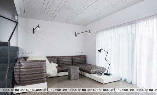 欧洲小国捷克共和国的一座豪华公寓，黑白线条的简约风格先得大气又时尚，在生活节奏比较慢的捷克，是一种很罕见的设计。