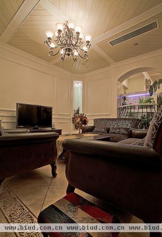 客厅沙发组则选择深色实木为架皮布结合的沙发和实木的茶几，增加了空间的凝重感。