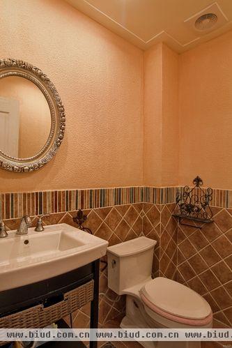 卫生间采用暖色系的橘色作为壁纸，营造一个温暖干净的氛围。