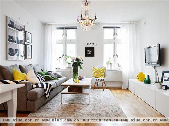 黑白是很多北欧室内设计中经常所见，也是经典的配色。而对于44平米的空间来说，要么彩色温暖的设计，或者就如这套黑白简洁时尚的设计。