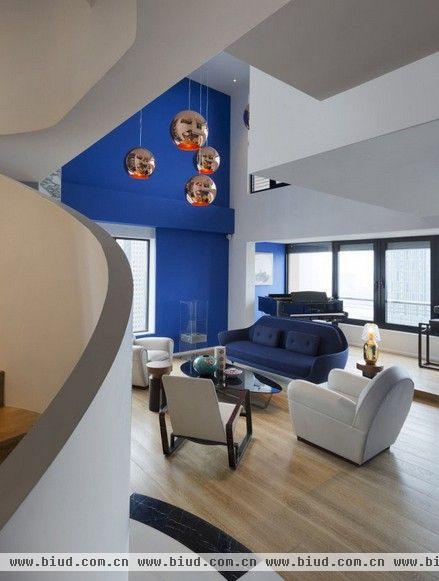 令人赞叹的空间 蓝色主题复式阁楼公寓