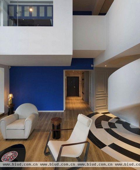 令人赞叹的空间 蓝色主题复式阁楼公寓