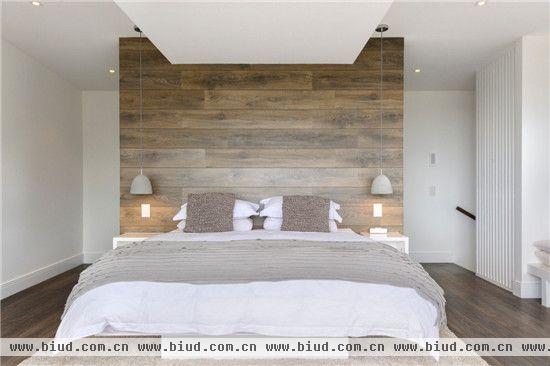 纯净的白色背景搭配灰色装饰，再加之木材的运用，让整个装饰现代简约化。宽阔的空间采用“减法式的”设计理念，造就一所科技感十足的都市公寓。卧室间里，利用回收的木地板，制作了一个外观朴实的墙壁。天花板上的吊灯、床头灯和浅灰色的配件给房间带来梦幻般的感觉。户外泳池实在惬意的不得了。