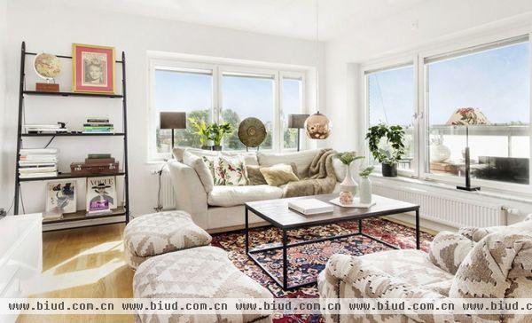 沙发可以说是客厅的灵魂！一起来看看瑞典这间公寓是如何在简约风格种增加民族风元素的吧！天花板以及壁面，都是选用无彩度的白色，作为空间主色调，舒适的木质地板，更是给人温暖的感受。而客厅选择具有图腾感的布面沙发，与色彩丰富的民族风地毯，搭配窗边的特色摆饰，让一片白色简约风格中，增添许多异国风情。喜欢这样简单而又有变化的风格吗？可以先从买一组极具特色的沙发开始喔！