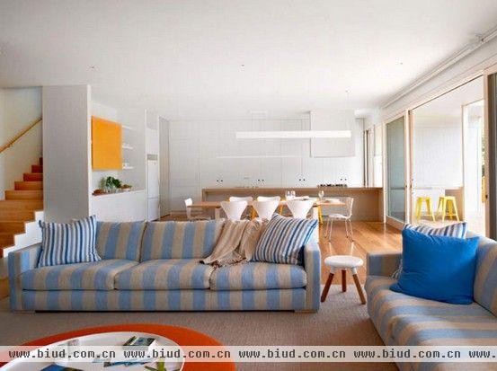 开放，充满阳光，干净的内饰和友好的氛围。暖色系的木地板，红蓝交织的家装，以及蓝白相间的沙发是亮点所在。这些设计是以一家来自澳大利亚的海滩房屋室内设计所为首设计的。