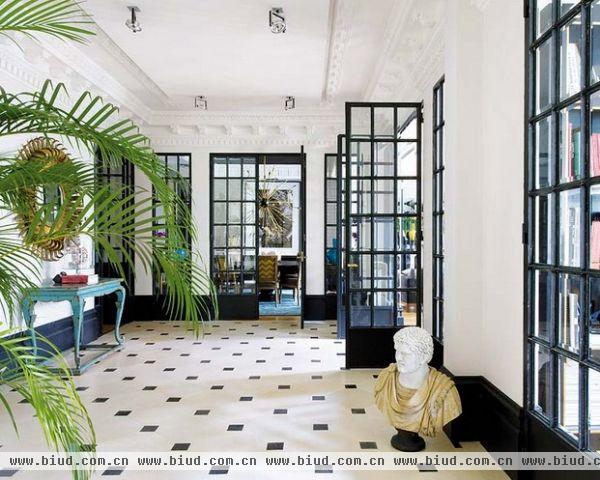 欧式风格与好莱坞式的富丽堂皇相混合。这间位于马德里的公寓，曾经是简陋的办公室，而今，已经转变成为精致和迷人的家庭住宅。从精致的建筑细节到纯粹的装饰。