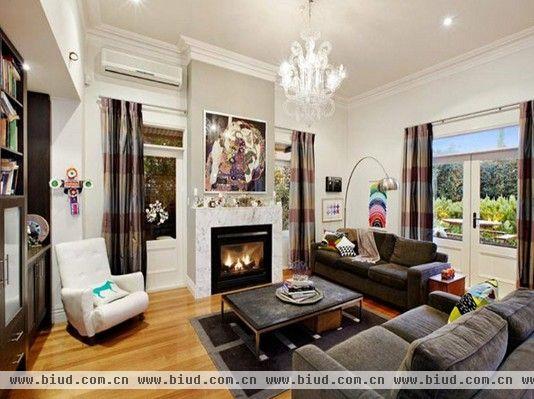 来看看这间位于澳大利亚墨尔本的维多利亚住宅吧，其内部多彩的搭配令住宅充满了迷人的氛围。家居摆放布置不夸张，很温馨，这就是家的感觉。
