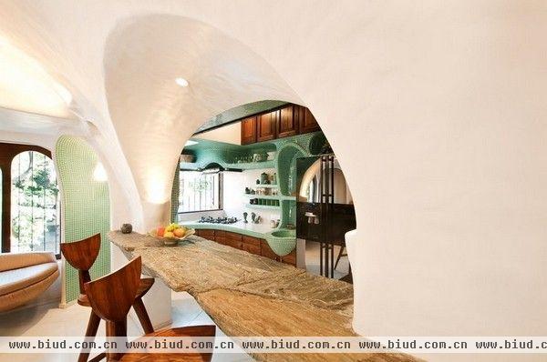 这间住宅位于印度，面积65平米，屋主是一对年轻的夫妇。住宅面积不大，因此，如何设计和利用空间就显得十分重要。拱形的设计和曲线贯穿了厨房、卧室和盥洗室，整个空间不单调且有设计感。