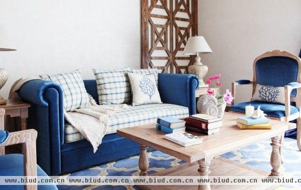 无处不在的欧式北方装修的风格，几何还有花样的装饰物，混搭上地中海的元素，采纳它蓝色的基调，使整个家居设计整体充满异国感，大自然的融合，自然舒适。