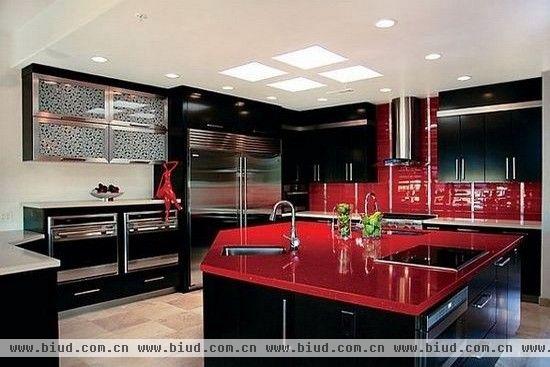 红色与黑色的搭配是家居时尚的代表，黑色的柜体更加耐脏耐磨，红色的橱柜台面与墙面砖，提亮了整个厨房的色调。看了上面10款红色厨房装修设计效果图，你对红色厨房是否有另一番的简介呢?