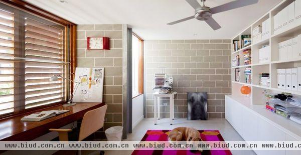 想试试看比较温暖的工业风格吗？快来看澳洲建筑设计公司所设计的轻工业公寓吧！采用能展现地板原始样貌的-水泥粉光，墙上不使用工业风最爱的红砖墙，反而是选择与地板一样的灰色瓷砖，在挑高的空间中，制造出犹如砖墙的效果。而客厅的木椅与矮柜，还有开放厨房的木纹厨柜与木头餐桌，大量运用木制品，来提升家里的温度。想入门工业风的你，可以先从选择灰色瓷砖来打造红砖墙的效果。