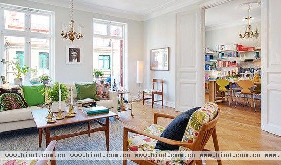 喜欢温馨的乡村风格吗？来看瑞典这间古典乡村风公寓吧！天花板与墙壁都漆上白色，与地板充满设计排列的木质地板。在采光与通风良好的空间中，更显得舒服宽敞。而白色双人沙发，混搭浪漫风情的碎花椅垫木椅，古典的吊灯与烛台，透过简单的配件，让整体空间增加许多，只属于「家」的温度。古典乡村不一定要购买大量的家具，善用能增加风格的软件，是个值得入门的第一步喔！