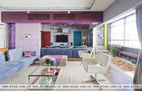 缤纷的色彩，真的会让居家环境变得不一样！快来看巴西设计公司所打造的现代摩登风公寓吧！客厅与厨房选用紫色的渐变色拉门当作隔间，与厨房的深色木质地板和餐桌椅，形成和谐的混搭风格。而与厨房中间的走道，天花板漆上两种不同的紫色，搭配紫与绿色的门。而拉开进入厨房的玻璃木门，耐脏好整理的大理石台面，混搭鲜艳的黄绿色柜体。喜欢这样缤纷的色彩运用吗？建议先从门面开始着手，是个不错的入门选择喔！