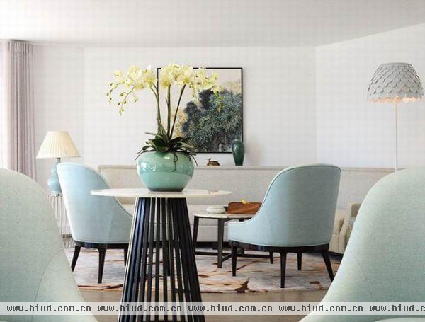 设计师通过现代时尚的手法，搭配设计感极强的家具和艺术饰品，营造出高雅、专业、国际化的办公空间。以淡粉、淡绿、灰色为主色调，干净、利落而温暖。空间四周白色墙上的山水画与桌上的兰花，巧妙地彰显出中国文化元素的特点。
