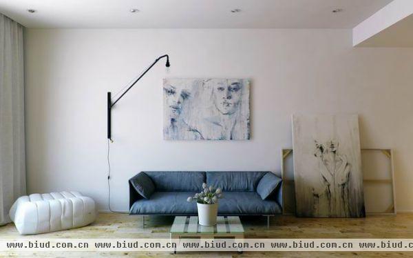 这座公寓位于圣彼得堡，屋主是位单身男性，将公寓取名Wood&White，室内如同名字一般，简洁清爽，白色为底，木质搭配，简简单单的一张沙发，小木茶几，加上几幅挂画，充满了现代气息。