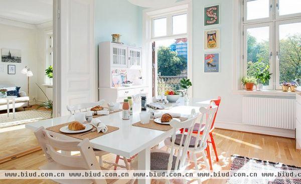 替简约风添加一些梦幻色彩吧！来看看瑞典这间马卡龙风公寓吧！客厅的白色墙面与天花板都漆上白色，搭配温润的木质地板，就是最基本的简约风格。客厅的鸟笼吊灯，放上几只鲜艳的小鸟，让人有种置身丛林的错觉。而在采光良好的厨房，漆上粉蓝色的墙面，白色的餐桌，混搭粉色及红色的餐椅，让用餐空间多了分活泼的氛围。