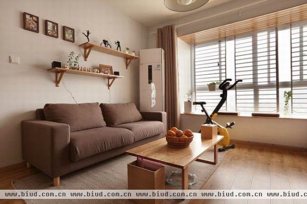 这个约115平米的公寓，整个空间利用质朴的木质材料渲染一种自然和安宁的氛围，白色墙壁配上统一的原木色家具，没有多余的色彩去点缀，就是如此的简单，用充满生活气息的配饰去装点整个空间，诠释了一种清新自然，小资安宁的生活本态。