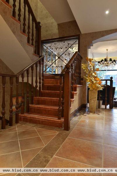 美式别墅室内楼梯装修效果图