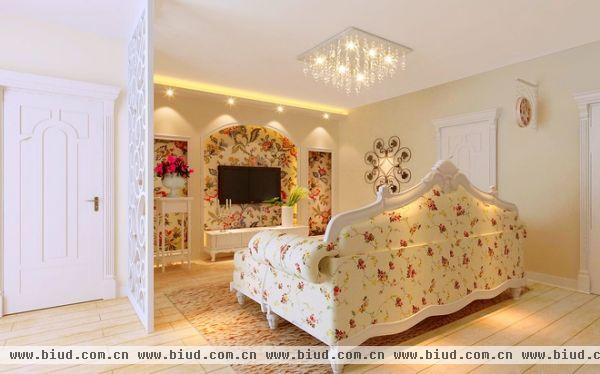 客厅主色调为黄色，白色，与碎花融入在一起表现出来的空间是温馨的，是清新的，是浪漫的。