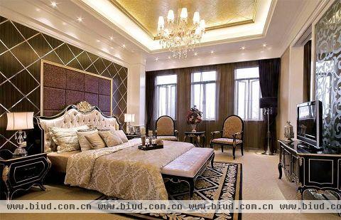 卧室采用与客厅相呼应的花色地毯，更显尊贵。