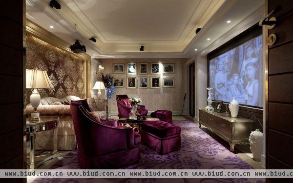 背景墙和紫色沙发，紫色地毯相互映衬。