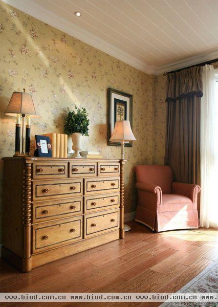 美式家居卧室实木柜子墙纸效果图