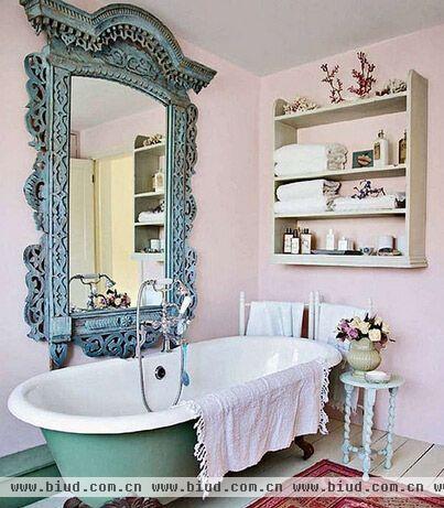 如果你想为你的浴室创造复古外观，你只需要添加一些风格就可做到这一点。后挡板可以由地铁砖或黑色和白色瓷砖铺设。对于镜子来说，可用白色的缺口彩绘木的，或质朴的木质原料的，或给镜子搭配一个更古董的形状即可。
