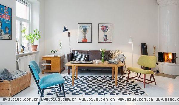 来自瑞典房仲 Alvhem M?kleri & Interi?r 刊登的 坪公寓在客厅中巧妙地摆设几张二手单人椅，接着在墙上挂几张色彩鲜艳的老海报，一个复古空间的风格就大致成形了。