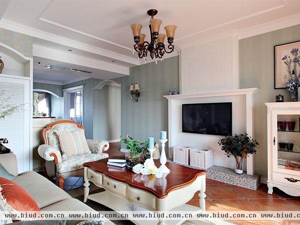 客厅地板采用仿古砖斜拼，亲近自然；白色电视柜顶部用石膏线装饰，同浅绿碎花墙纸相映成趣。