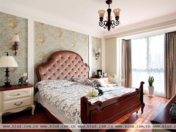 卧室很简单，铺设了和客厅一样的仿古砖，营造了接近自然休憩空间