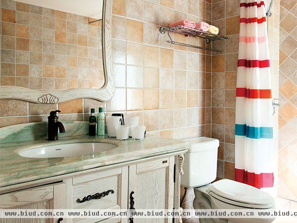 卫生间墙面依然是仿古砖，色彩较为沉稳柔和，风格古朴自然。