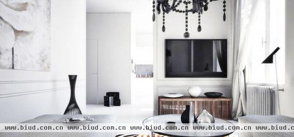 这个55平空间，设计师用现代风格对空间进行重置。纯白墙面让室内拥有更好光线效果，而黑色的家具则与白墙形成对比，互相映衬。精心设计的线条和简洁的细节处理让整个空间看起来时髦而别致。