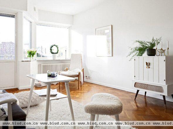 有时候我们就期待这样简单干净的生活空间：纯白的墙壁，复古气质的原木家具，可以晒到阳光的温馨大床，房间不大不小，一个人住刚刚好，就这样舒适的度过柔软时光。拥有这样一套单身公寓不是什么远不可及的梦想，如果你也喜欢干净的纯白感，不如来看看这套54平米紧凑型公寓，说不定就一眼爱上。
