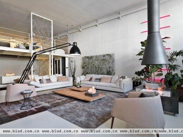 这是他位于米兰的LOFT住宅。LOFT有着他独特的魅力吸引者居住者，Adriano Pecchio的公寓十分的宽敞，白色为底的空间拥有十分现代化的家具，开放式的布局让生活气息布满整个空间，没有多余的累赘感，享受质感生活。