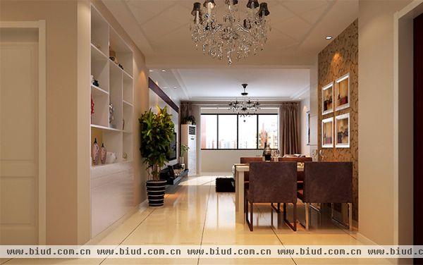 客厅利用玻化砖茶几的镜面增加空间感；布艺软饰多用暖色系，提升居住舒适感。