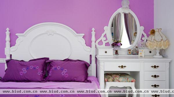 紫色的卧室背景，给人温馨舒适的赶脚