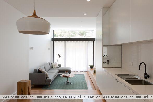  位于澳大利亚悉尼的一处住宅改造，纯白色空间为底，配上淡淡的湖蓝色地毯十分的优雅清新。整个空间没有多余的配饰家具，一切都是刚好的搭配，色调十分的柔和不显寡淡。